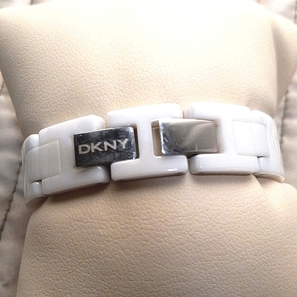 SALE/ NWOT/ DKNY WATCH in White.. BRAND NEW. SALE FROM 4/9--4/12 - Picture 7 of 8
